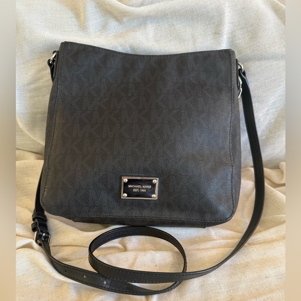 Michael Kors Jet Set Travel LG Messenger Bag